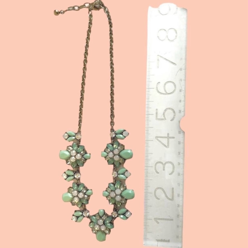 2/$30 🅢🅐🅛🅔 🌻 Elegant Floral Necklace in Green and Silver - Picture 3 of 9